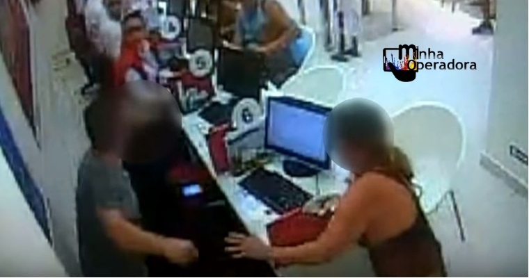Cliente não consegue cancelar linha na Claro e espanca atendente