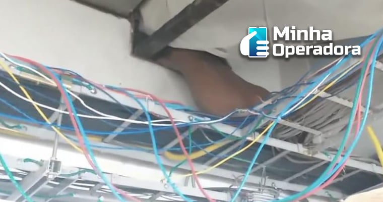 Homem preso no sistema de ar condicionado.