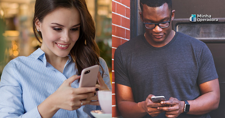 Pessoas interagindo no smartphone