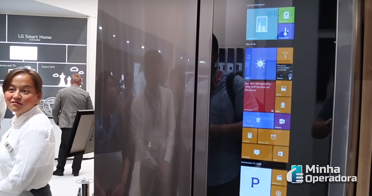 Geladeira da LG com Windows. Imagem: CNET