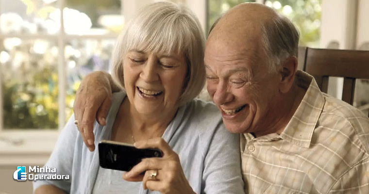 TIM e Motorola vão ensinar idosos a usarem smartphone