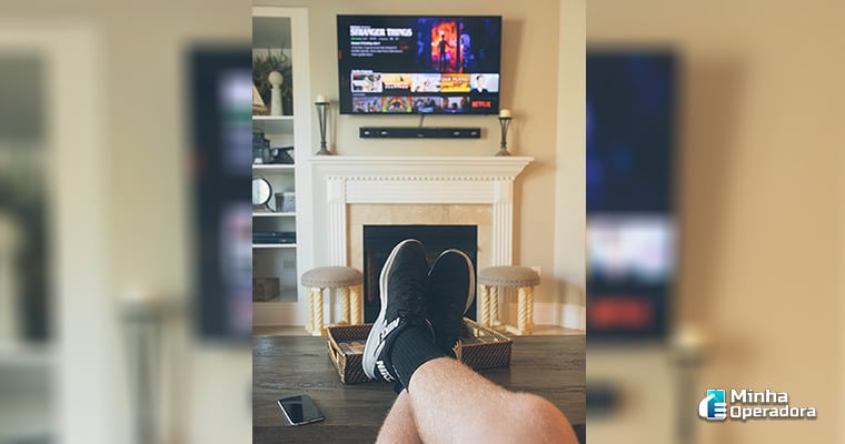 Consumidor(a) assistindo TV