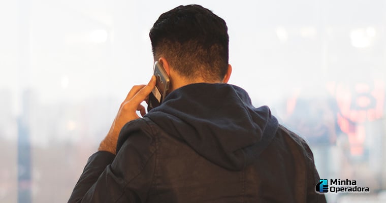 Homem no smartphone. Ilustração