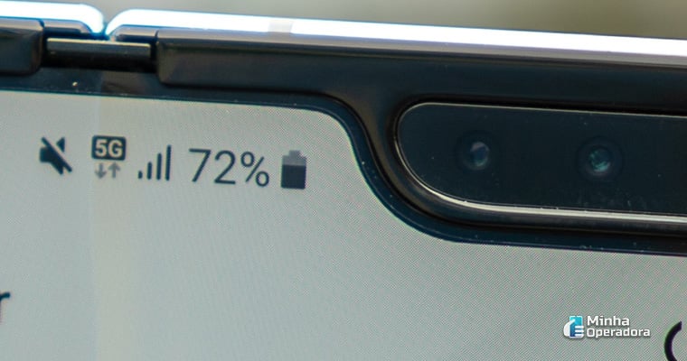 Ilustração - Celular com 5G. Imagem: Mika Baumeister (Unsplash)