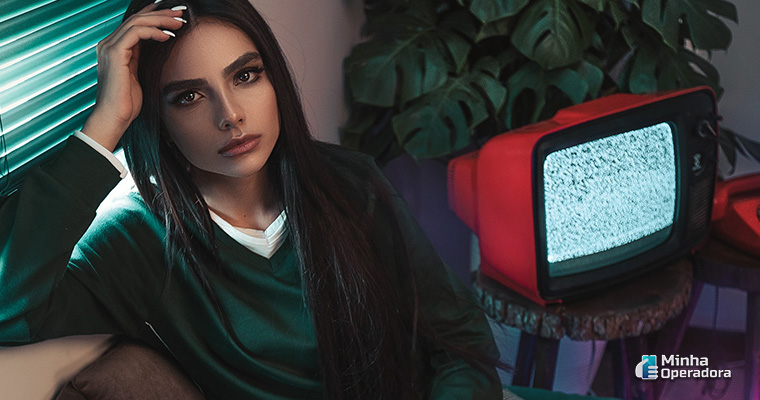 Ilustração. Mulher frustrada com a TV