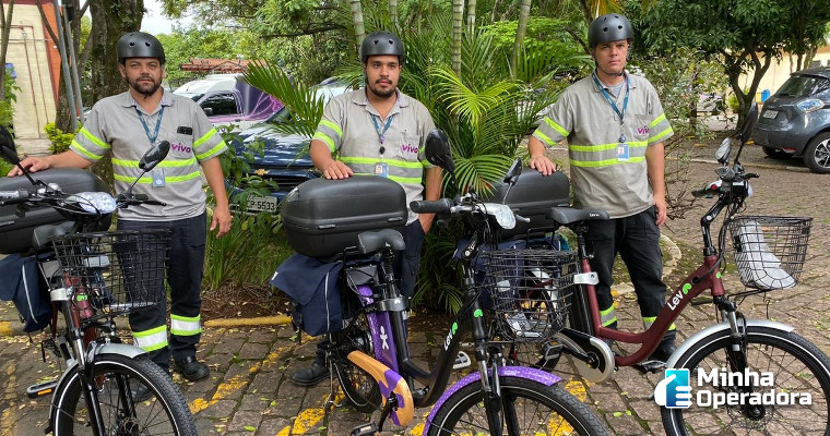 Técnicos da Vivo utilizam bicicletas para visitar clientes