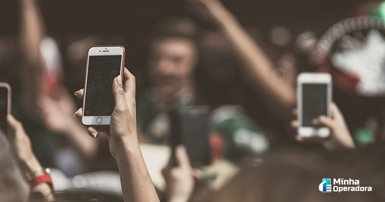 Ilustração - Pessoas com smartphone