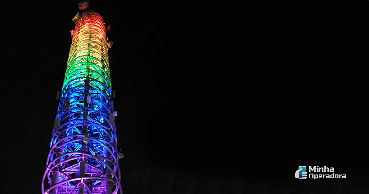 Torre da Vivo com luzes da bandeira LGBT+