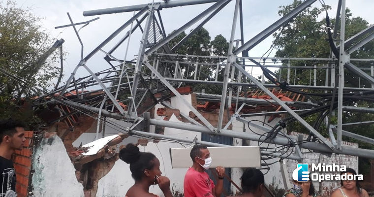Torre de telefonia cai sobre duas casas no Piauí