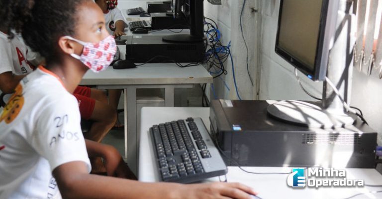 Bolsonaro veta uso do Fust para levar banda larga para escolas