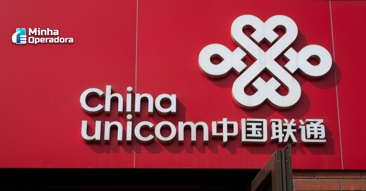 Logotipo da China Unicom na cor branca em um fundo vermelho.