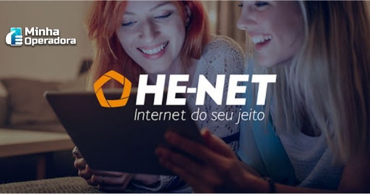 Imagem com o logotipo da HE-NET e, ao fundo, duas mulheres utilizam o notebook.
