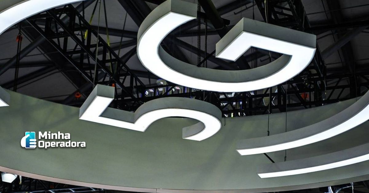 Logotipo do 5G em alto-relevo em um teto.