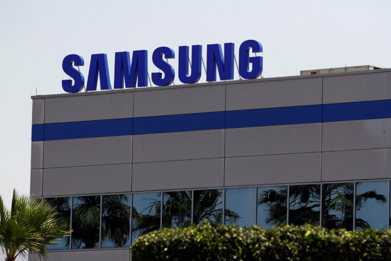 Logomarca da Samsung sobre o prédio da empresa no México.