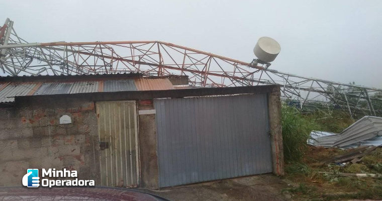 Ventania derruba torre de telefonia sobre casas em Pinheiral (RJ)