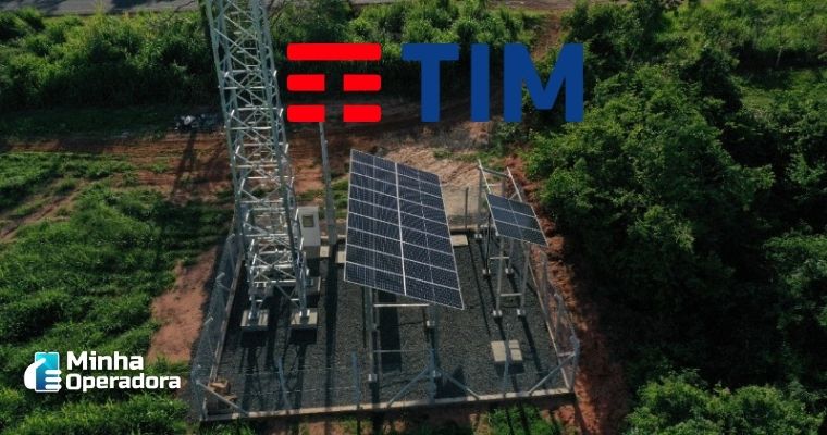 Antena mantida a energia solar com o logotipo da TIM na parte superior da imagem.