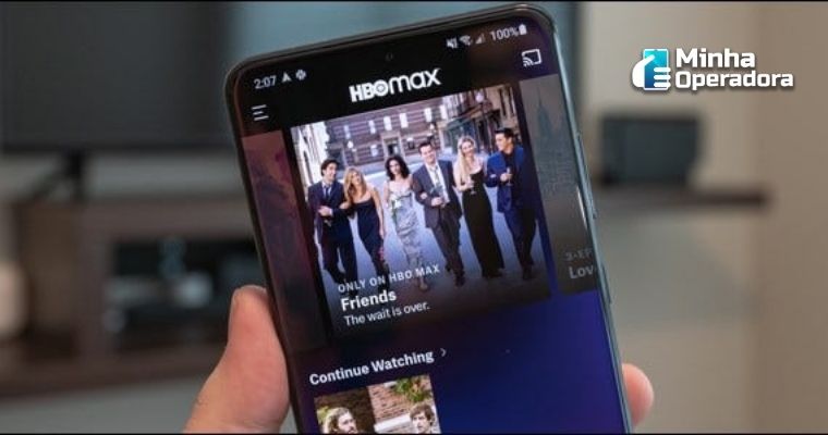 Celular com o aplicativo do HBO Max aberto na série Friends.