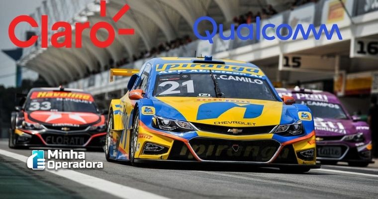 Carros da Stock Car na pista e logotipos da Claro e Qualcomm na parte de cima.