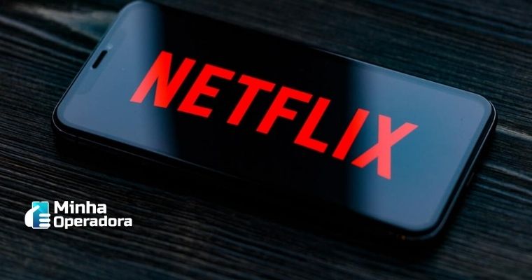 Logotipo da Netflix na tela de um smartphone.