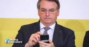 Bolsonaro exige que chips saiam de fábrica com o slogan do Governo