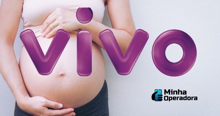 Mulher grávida com a logomarca da Vivo na frente