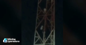 Crianças são flagradas subindo em antena de telefonia Crianças são flagradas subindo em antena de telefonia