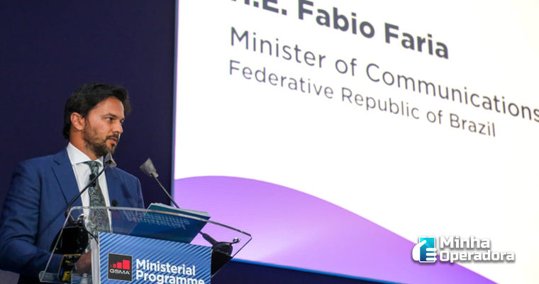 Direto da Espanha, Fábio Faria fala em novo prazo para leilão do 5G
