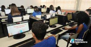 Publicada lei que repassa R$ 3,5 bilhões para levar internet às escolas