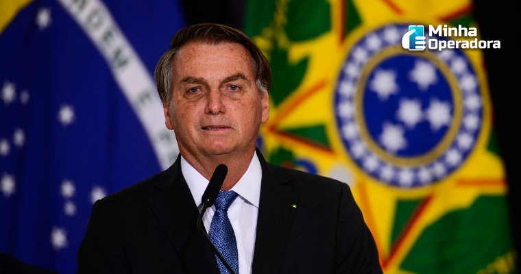 Bolsonaro aciona STF para barrar lei que leva internet para estudantes