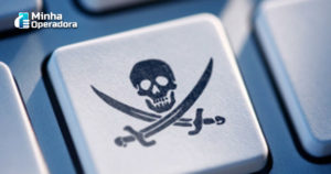 Funcionária é demitida por promover aplicativo pirata para clientes