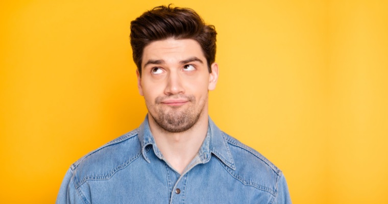 rapaz com os olhos virados para cima