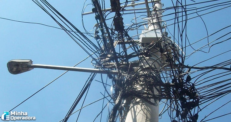 Anatel e Aneel discutem proposta para reduzir emaranhado de fios e cabos em postes