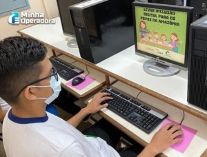 MCom entrega computadores para escolas de Parintins, no Amazonas