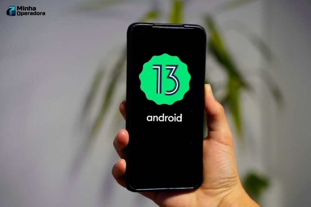 Celular com o Android 13