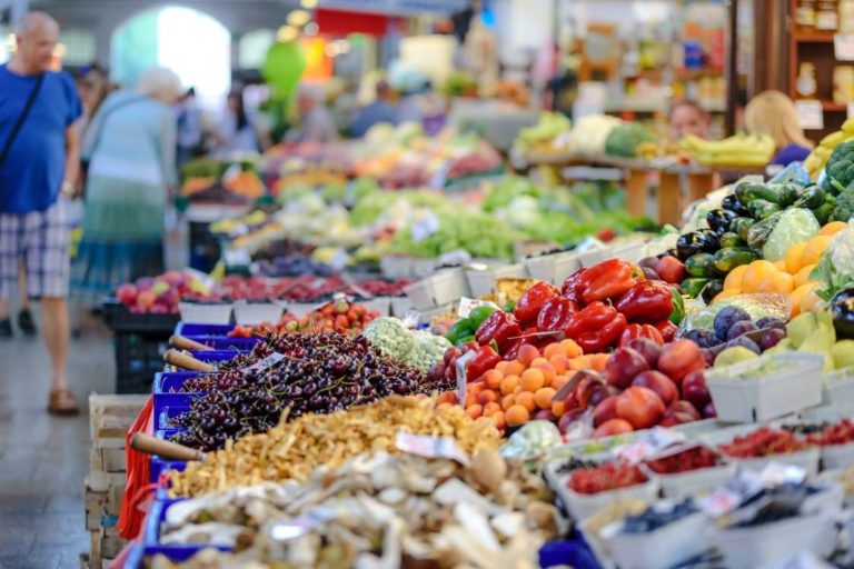Banca de frutas em um supermercado - futuro tecnológic