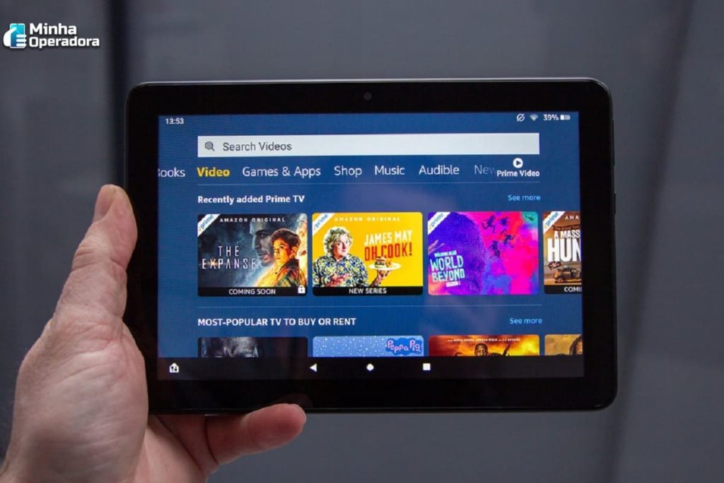 Pessoa segurando um modelo do Amazon Fire Tablet