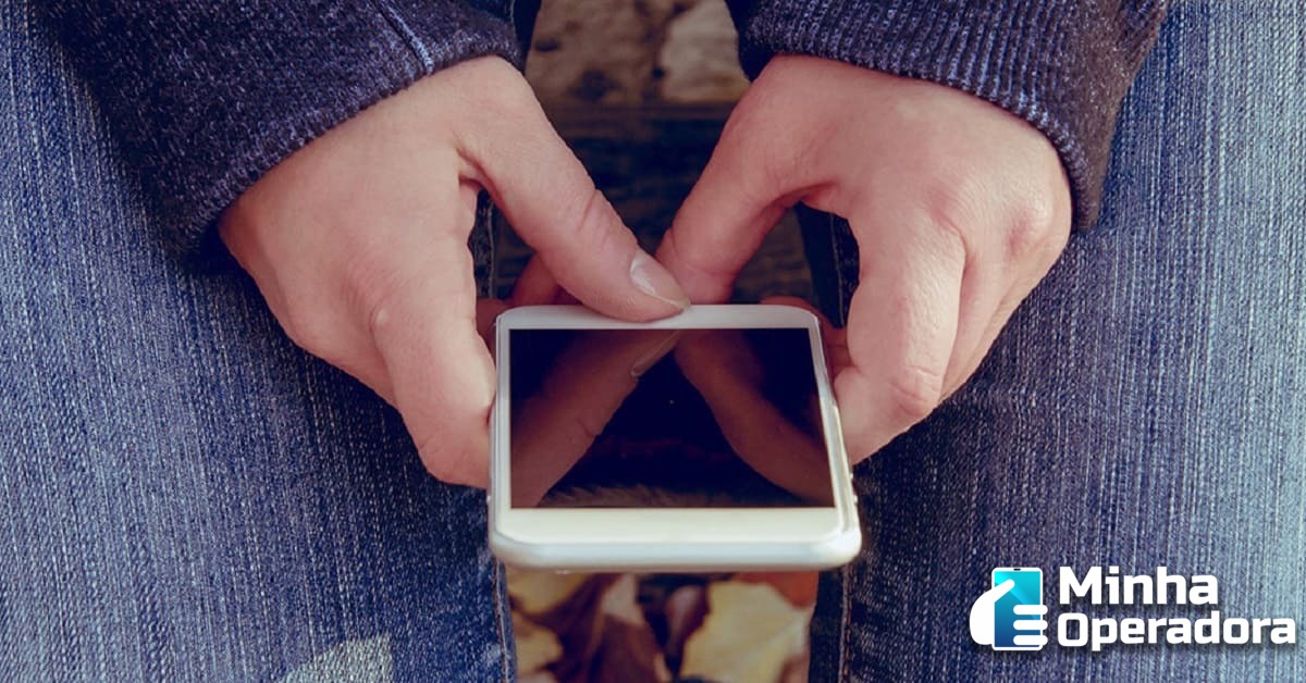 Pessoa usando celular