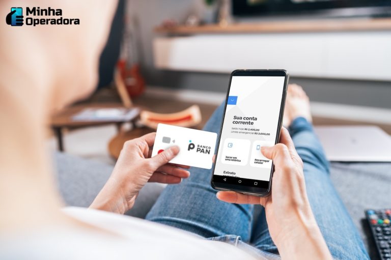 Pessoa usando a conta bancária no celular