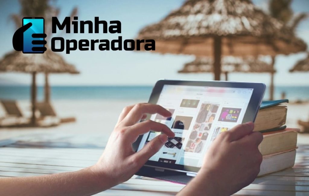 Pessoa utilizando a internet em um tablet