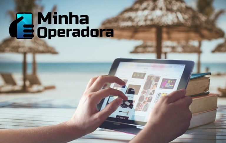 Pessoa utilizando a internet em um tablet