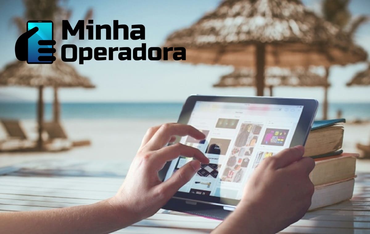 Pessoa utilizando a internet em um tablet