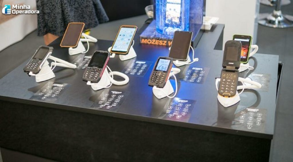 Mesa com exposição de celulares em loja de operadora