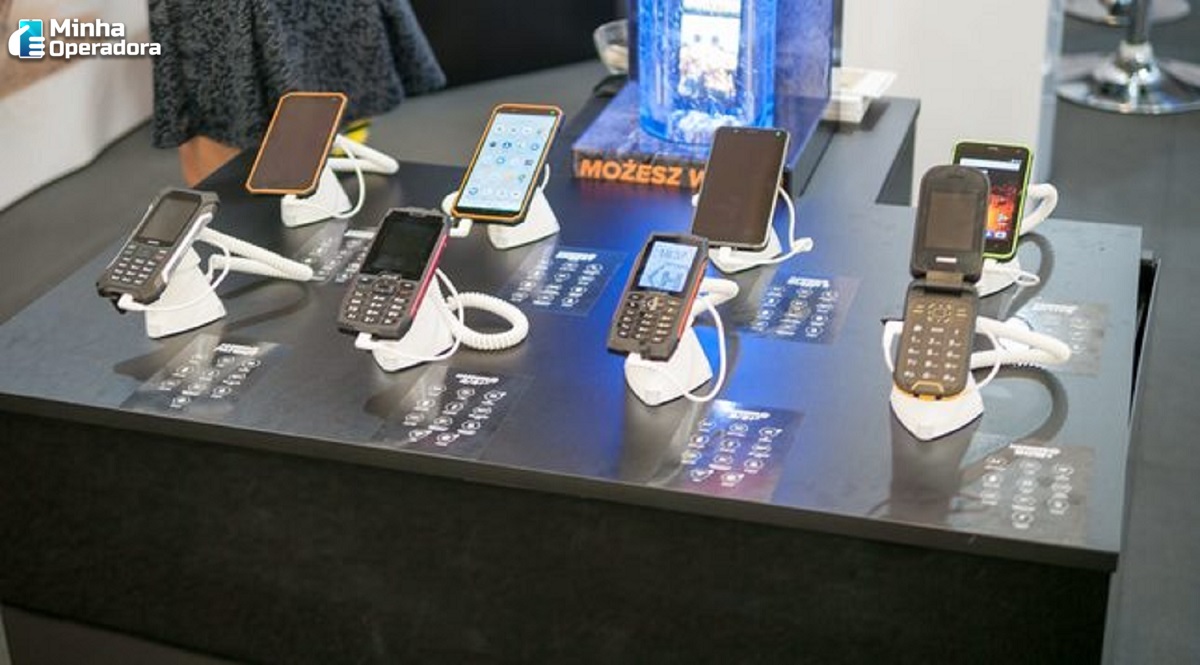 Mesa com exposição de celulares em loja de operadora