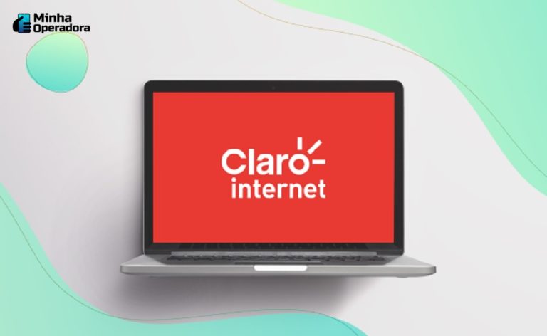 Logo da Claro internet na tela de um notebook mais