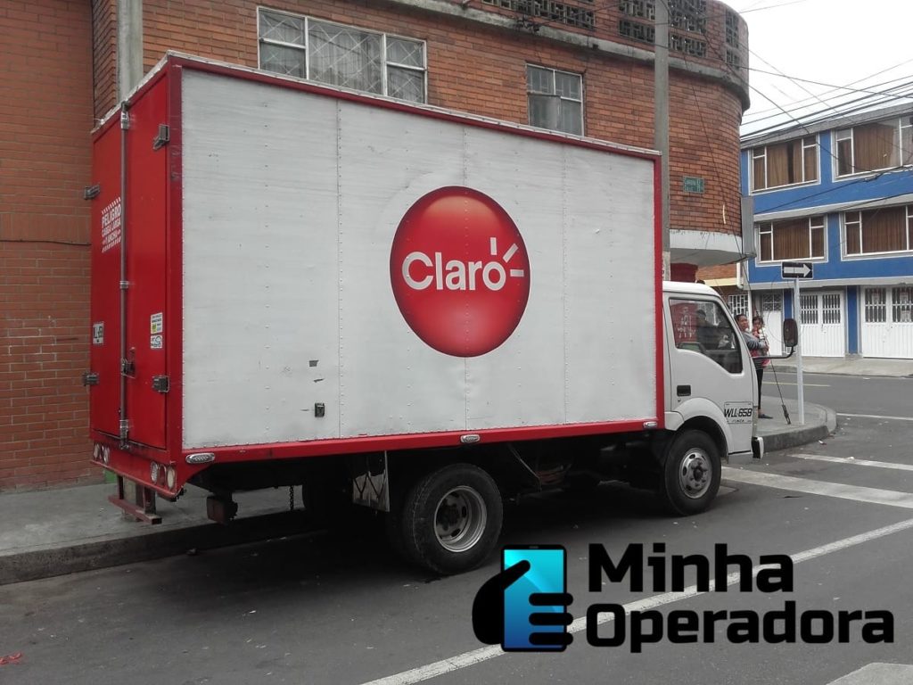 Caminhão com logo da operadora Claro