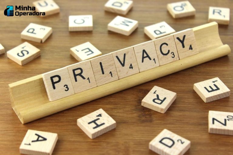Várias letras de madeira que juntas formam privacity, que significa privacidade em inglês