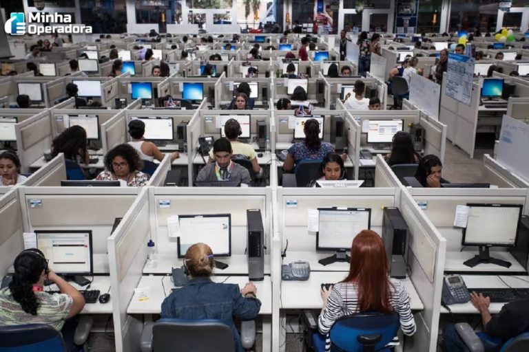 Sala de telemarketing cheia