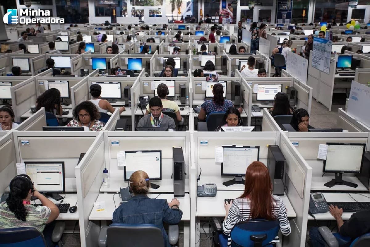 Sala de telemarketing cheia