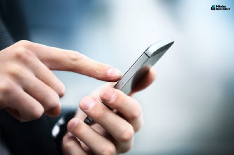 Pessoa usando celular com sinal instável da Claro