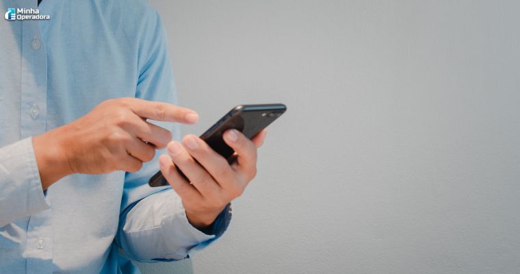 Pessoa recusando ligação de telemarketing abusivo